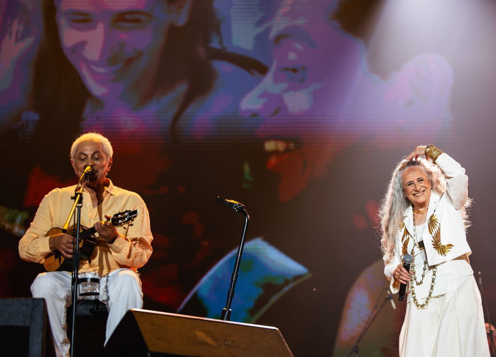 imponente,-maria-bethania-assume-o-protagonismo-em-reencontro-com-paulinho-da-viola-em-festival-no-rio