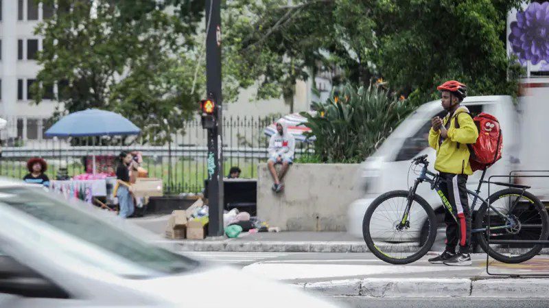 ‘fino’,-dinheiro-e-coragem:-como-apps-exploram-‘provas-de-masculinidade’-dos-entregadores,-segundo-sociologo