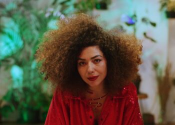 vanessa-moreno-joga-outra-luz-sobre-‘esfinge’-de-djavan-no-album-em-que-canta-nove-musicas-do-compositor