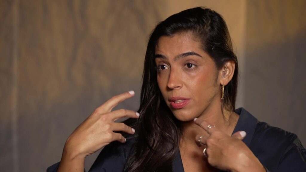 filha-de-regina-case-fala-sobre-deficiencia-auditiva-e-transforma-experiencia-em-peca-para-ampliar-debate-sobre-surdez;-video