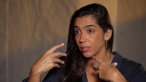filha-de-regina-case-fala-sobre-deficiencia-auditiva-e-transforma-experiencia-em-peca-para-ampliar-debate-sobre-surdez;-video