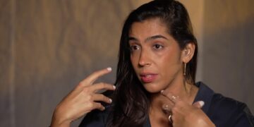filha-de-regina-case-fala-sobre-deficiencia-auditiva-e-transforma-experiencia-em-peca-para-ampliar-debate-sobre-surdez;-video