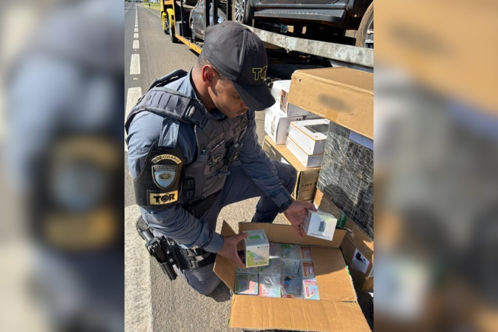homem-e-preso-com-3,6-mil-cigarros-eletronicos-em-caminhonete-transportada-por-caminhao-cegonha-no-interior-de-sp