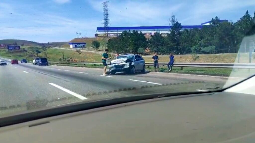 duas-pessoas-sofrem-ferimentos-leves-apos-carro-bater-contra-mureta-central-da-via-dutra-em-jacarei