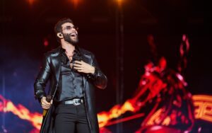 3o-dia-de-barretos-tem-retorno-triunfal-de-gusttavo-lima,-rosto-de-marilia-mendonca-por-drones-em-show-de-alok-e-nattan-sem-fim