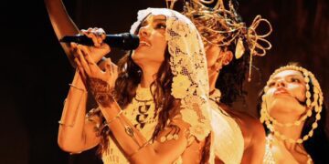 anitta-se-harmoniza-com-larissa-na-‘equilibrium-tour’,-show-em-que-poe-fe-tanto-no-clima-zen-quanto-no-batidao