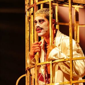 ‘opera-do-malandro’-de-chico-buarque-se-renova-com-cores-vivas-em-montagem-que-mixa-umbanda,-anitta-e-teatro-clown