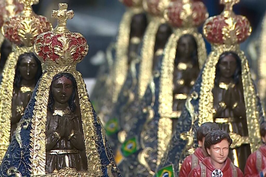 producao-de-imagens-de-nossa-senhora-triplica-antes-da-festa-da-padroeira;-velas-e-hostias-tem-alta-na-procura