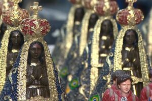 producao-de-imagens-de-nossa-senhora-triplica-antes-da-festa-da-padroeira;-velas-e-hostias-tem-alta-na-procura