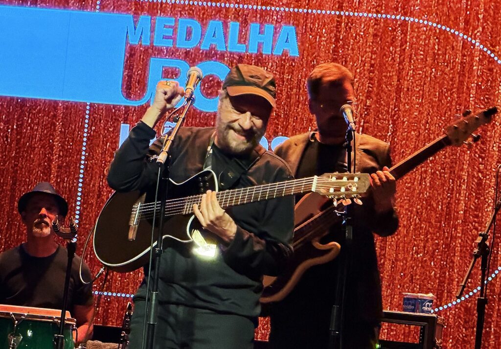 joao-bosco,-‘garoto-de-80-anos’,-sauda-a-amizade-e-o-dialogo-ao-receber-a-medalha-ubc-em-evento-musical-no-rio