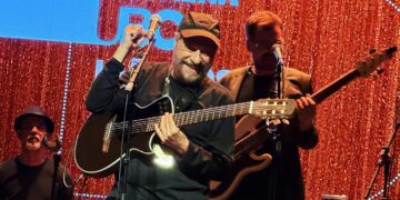 joao-bosco,-‘garoto-de-80-anos’,-sauda-a-amizade-e-o-dialogo-ao-receber-a-medalha-ubc-em-evento-musical-no-rio