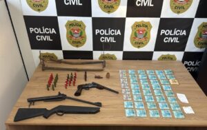 policia-apreende-armas,-municoes-e-r$-41-mil-em-operacao-contra-o-trafico-de-drogas-em-itapetininga