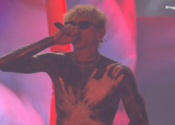 mgk-enfrenta-apatia-e-hostilidade-da-plateia-com-pop-punk-emotivo-e-sem-graca-em-sua-estreia-no-rio