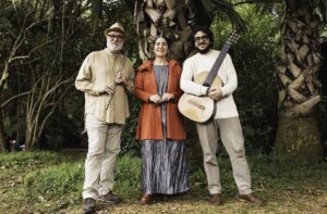 monica-salmaso-da-voz-a-standards-e-a-temas-raros-de-jobim-em-‘tom’,-show-com-joao-camarero-e-teco-cardoso