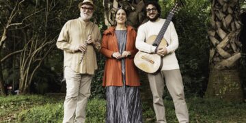 monica-salmaso-da-voz-a-standards-e-a-temas-raros-de-jobim-em-‘tom’,-show-com-joao-camarero-e-teco-cardoso