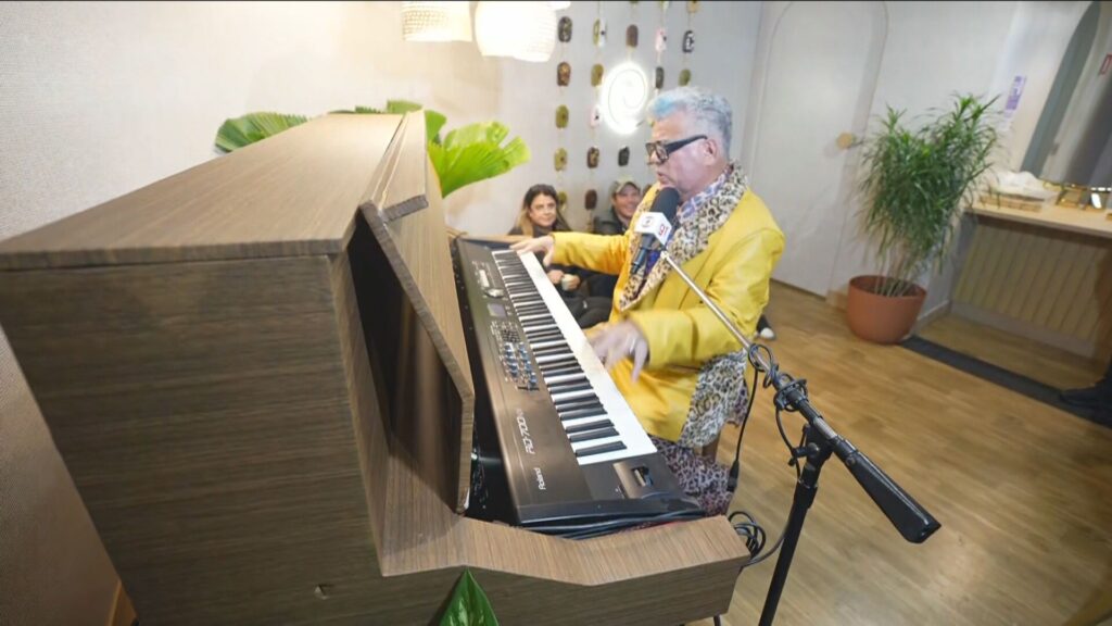 milton-john?-elton-cunha?-apresentador-faz-sucesso-no-rock-in-rio-por-semelhanca-com-astro;-veja-video
