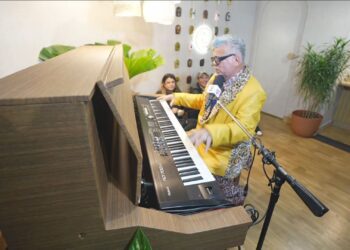 milton-john?-elton-cunha?-apresentador-faz-sucesso-no-rock-in-rio-por-semelhanca-com-astro;-veja-video