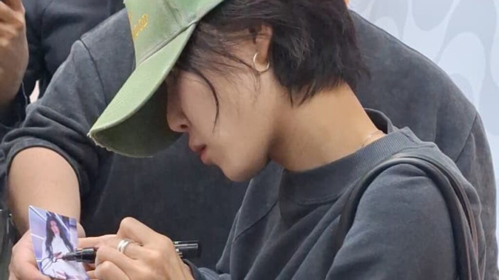 hwasa,-do-mamamoo,-chega-ao-brasil-para-o-rock-in-rio-e-autografa-ate-pedido-de-exame-de-urina;-artista-ganhou-biscoito-globo-e-pacoca