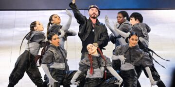 j-balvin-estreia-no-rock-in-rio,-convoca-pedro-sampaio,-recebe-melody-‘de-surpresa’,-e-canta-hit-de-mc-fioti