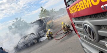 familia-que-retornava-de-porto-seguro-para-uberlandia-tem-caminhonete-destruida-por-incendio-em-aracuai;-video