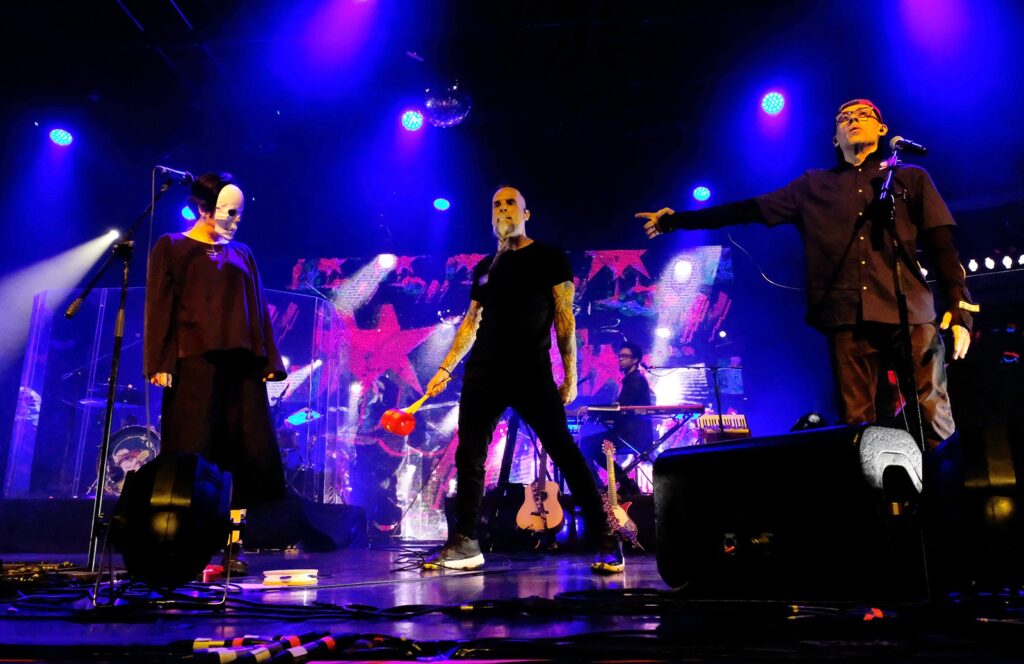 pato-fu-lanca-em-outubro-album-ao-vivo-em-que-rebobina-o-disco-‘gol-de-quem?’-com-bnegao,-tom-ze-e-zelia-duncan