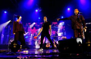 pato-fu-lanca-em-outubro-album-ao-vivo-em-que-rebobina-o-disco-‘gol-de-quem?’-com-bnegao,-tom-ze-e-zelia-duncan