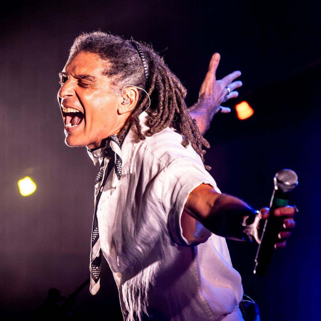 marcos-sacramento-‘bebe-da-chama’-do-samba-em-show-que-transpoe-a-roda-do-cantor-para-o-palco-com-certa-vibracao