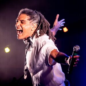 marcos-sacramento-‘bebe-da-chama’-do-samba-em-show-que-transpoe-a-roda-do-cantor-para-o-palco-com-certa-vibracao