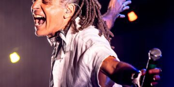 marcos-sacramento-‘bebe-da-chama’-do-samba-em-show-que-transpoe-a-roda-do-cantor-para-o-palco-com-certa-vibracao