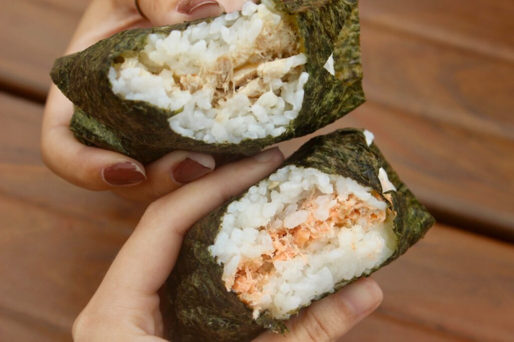 onigiri,-bolinho-japones-em-alta,-vira-negocio-para-cozinheiros-do-interior-de-sp:-‘como-se-fosse-nossa-coxinha’
