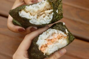 onigiri,-bolinho-japones-em-alta,-vira-negocio-para-cozinheiros-do-interior-de-sp:-‘como-se-fosse-nossa-coxinha’