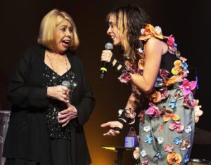 juliana-linhares-ganha-aval-e-‘xodo’-de-anastacia-em-luminoso-encontro-de-realezas-no-show-‘ate-cansar-o-cansaco’