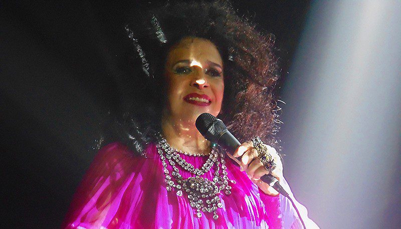 luminosidade-do-cristal-de-gal-costa-reluz-no-81o-aniversario-da-cantora-porque-‘coisas-sagradas-permanecem’