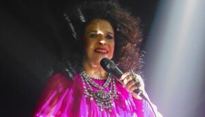 luminosidade-do-cristal-de-gal-costa-reluz-no-81o-aniversario-da-cantora-porque-‘coisas-sagradas-permanecem’