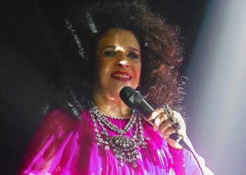 luminosidade-do-cristal-de-gal-costa-reluz-no-81o-aniversario-da-cantora-porque-‘coisas-sagradas-permanecem’