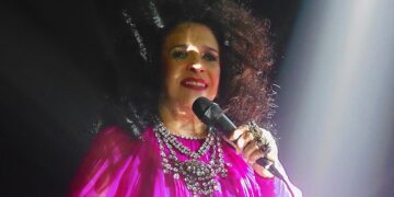 luminosidade-do-cristal-de-gal-costa-reluz-no-81o-aniversario-da-cantora-porque-‘coisas-sagradas-permanecem’