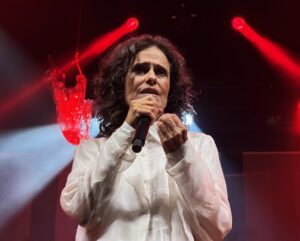‘agudo-grave’-de-zelia-duncan-se-abre-na-pulsacao-transformadora-de-show-com-direcao-musical-de-maria-beraldo