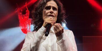 ‘agudo-grave’-de-zelia-duncan-se-abre-na-pulsacao-transformadora-de-show-com-direcao-musical-de-maria-beraldo