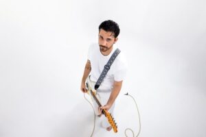 inquieto,-gustavo-mioto-incursiona-pelo-rock-em-album-em-que-tenta-ir-alem-do-desgastado-padrao-da-musica-sertaneja