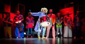 musical-sobre-gonzaguinha-tem-vigor-cenico,-a-ideologia-firme-do-artista-e-a-marca-da-barca-dos-coracoes-partidos