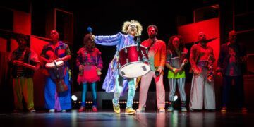 musical-sobre-gonzaguinha-tem-vigor-cenico,-a-ideologia-firme-do-artista-e-a-marca-da-barca-dos-coracoes-partidos