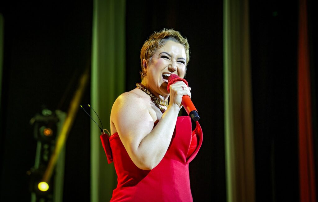 maria-rita-volta-a-se-agigantar-como-cantora-no-show-‘redescobrir-vol.-2’,-embalada-pelo-colo-da-mae,-elis-regina
