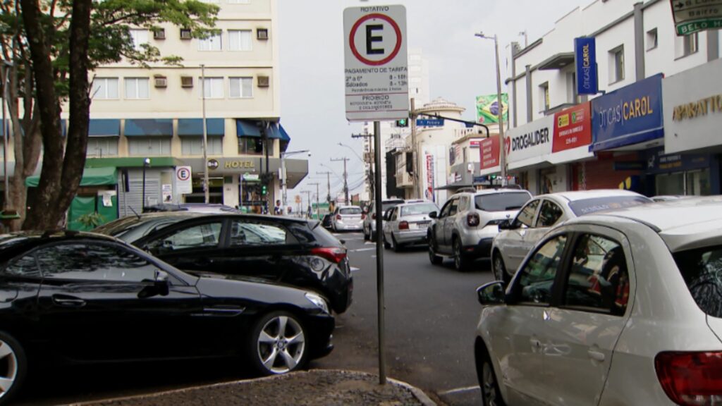 zona-azul-em-uberlandia-registra-36-mil-autuacoes-e-recebe-queixas-de-motoristas:-‘ja-viu-velho-saber-mexer-em-aplicativo?’