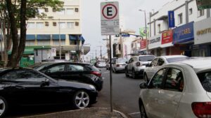 zona-azul-em-uberlandia-registra-36-mil-autuacoes-e-recebe-queixas-de-motoristas:-‘ja-viu-velho-saber-mexer-em-aplicativo?’