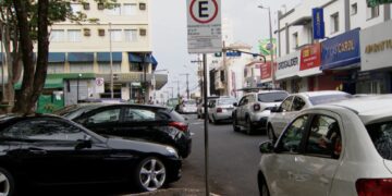 zona-azul-em-uberlandia-registra-36-mil-autuacoes-e-recebe-queixas-de-motoristas:-‘ja-viu-velho-saber-mexer-em-aplicativo?’