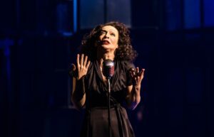 laila-garin-e-fenomeno-em-cena-como-edith-piaf-com-atuacao-sobrenatural-que-equilibra-drama-e-musica-na-corda-bamba-da-vida-da-cantora-francesa