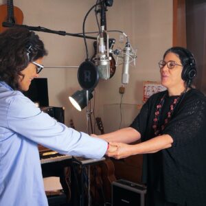 zelia-duncan-e-monica-salmaso-fazem-‘proposta-para-um-estado-critico’-em-unissono-em-single-com-ar-experimental