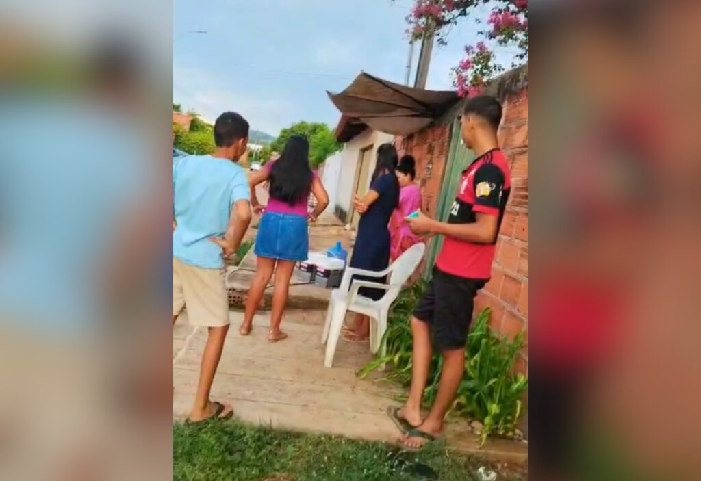 crise-hidrica:-prefeitura-no-to-instala-pontos-para-distribuir-agua-e-morador-ajuda-vizinhos-com-torneira-no-muro