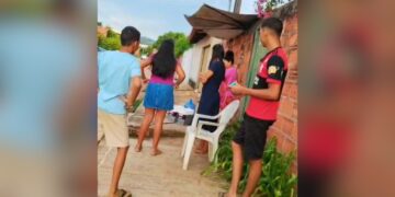 crise-hidrica:-prefeitura-no-to-instala-pontos-para-distribuir-agua-e-morador-ajuda-vizinhos-com-torneira-no-muro