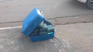 motorista-de-onibus-para-viagem-no-meio-da-rua-para-entregar-mala-com-drogas-a-esposa-e-acaba-preso-em-ro